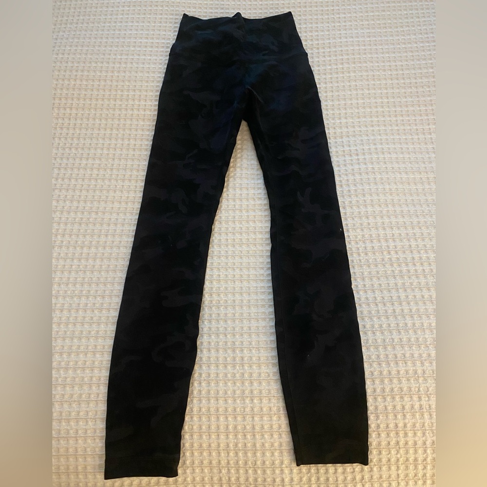 LULULEMON Wunder Train Highrise 25”, Size 2, Camo pattern